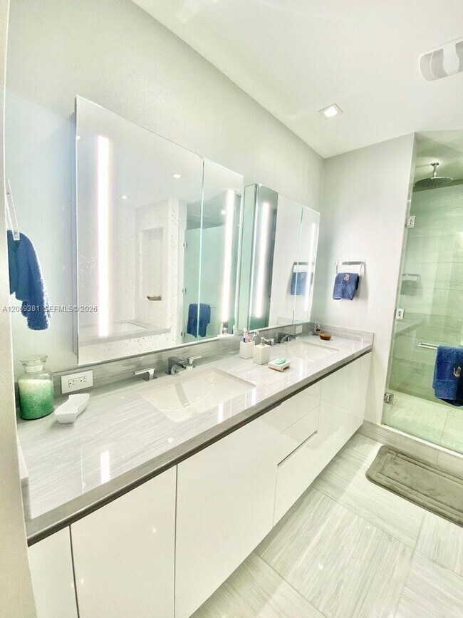 Building Photo - 16901 Collins Ave