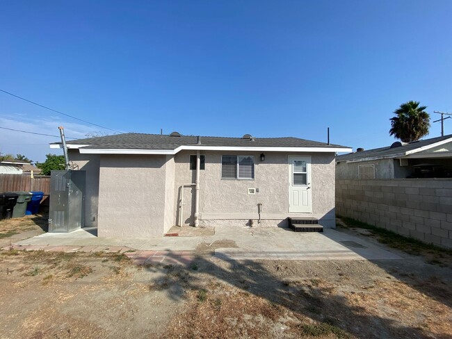 Building Photo - Charming 3-Bedroom Home in Paramount – Ful...