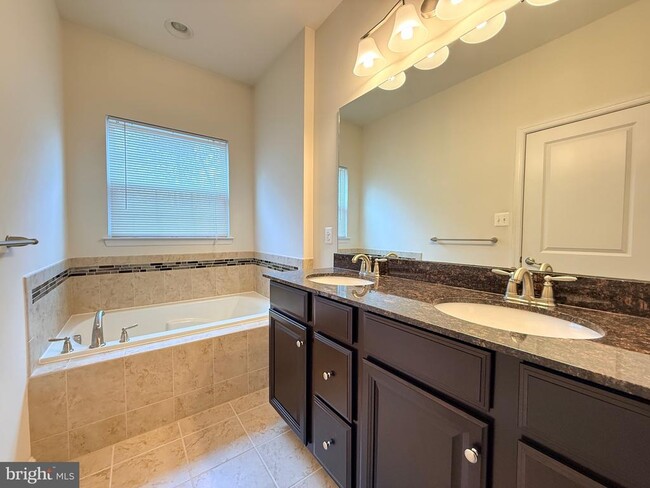 Building Photo - 7296 Dorchester Woods Ln