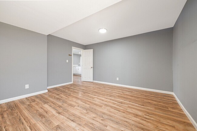Building Photo - Spacious 3-Bedroom Upgraded Attached Home ...