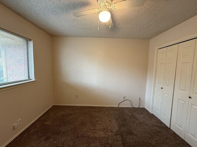 Building Photo - 816 Summit Dr