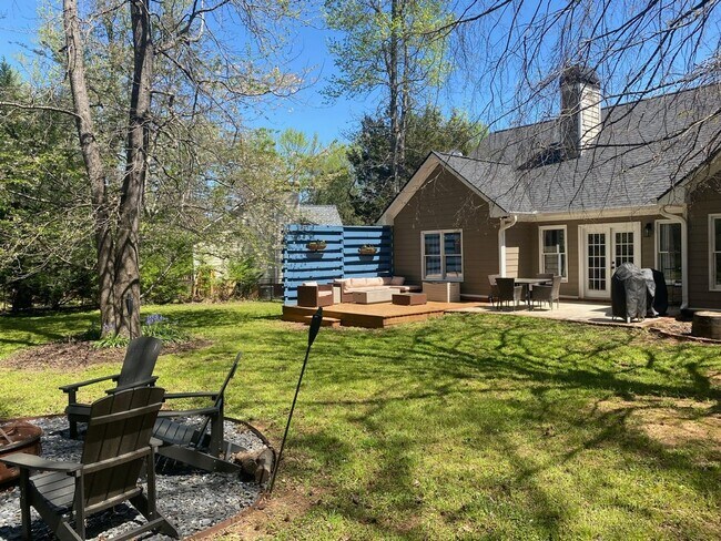 Building Photo - Eastside Three Bedroom Available for Rent July 2026