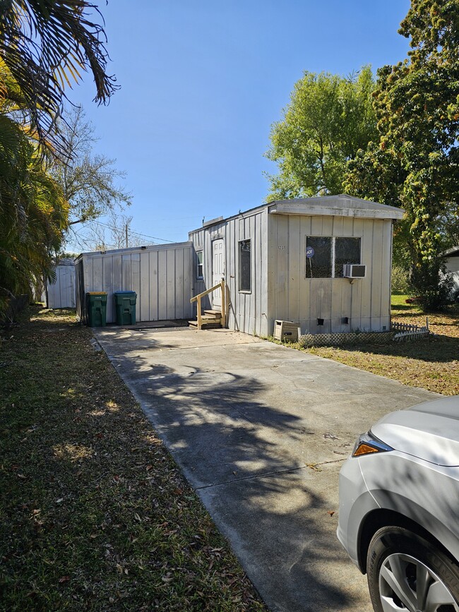 Building Photo - 1223 Hickory Ave