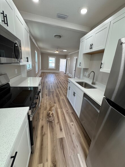 Building Photo - 708 Davis St