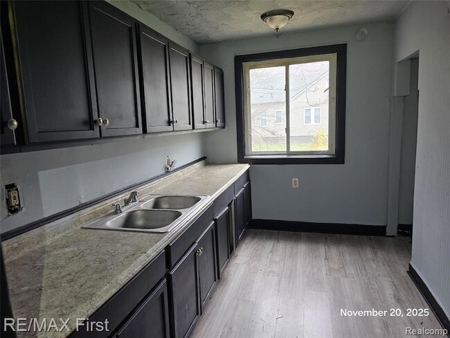 Building Photo - 9379 Manor St