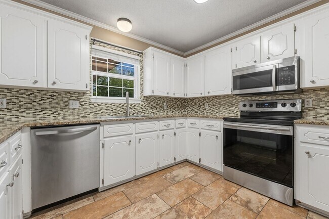 Building Photo - Nice 3 Bedroom 2 and a Half Bathroom House in Jacksonville, Arkansas
