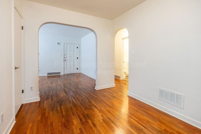 Building Photo - 619 N Glendale St