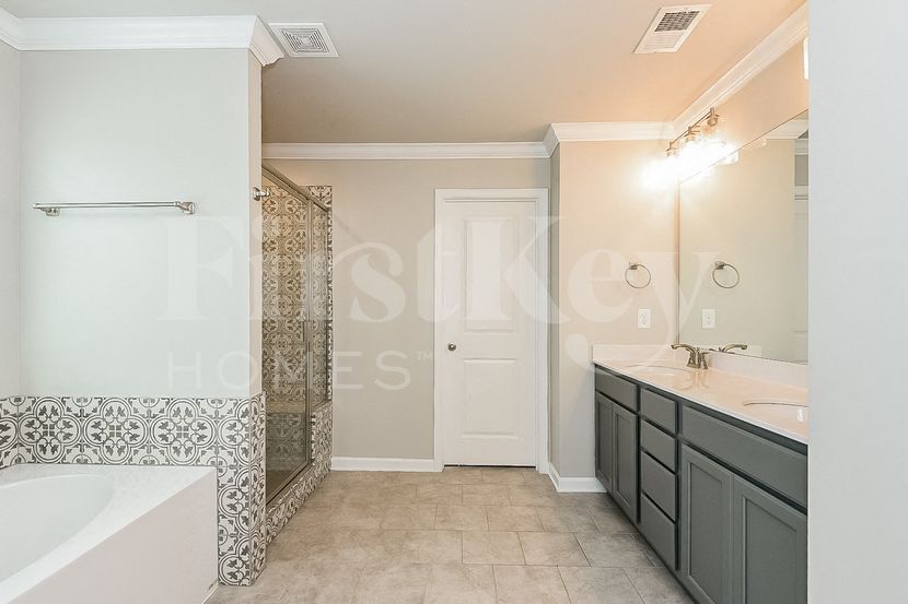 Building Photo - 40 Maple Grove Dr