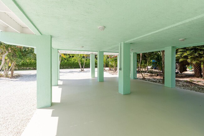 Building Photo - 224 W Seaview Dr