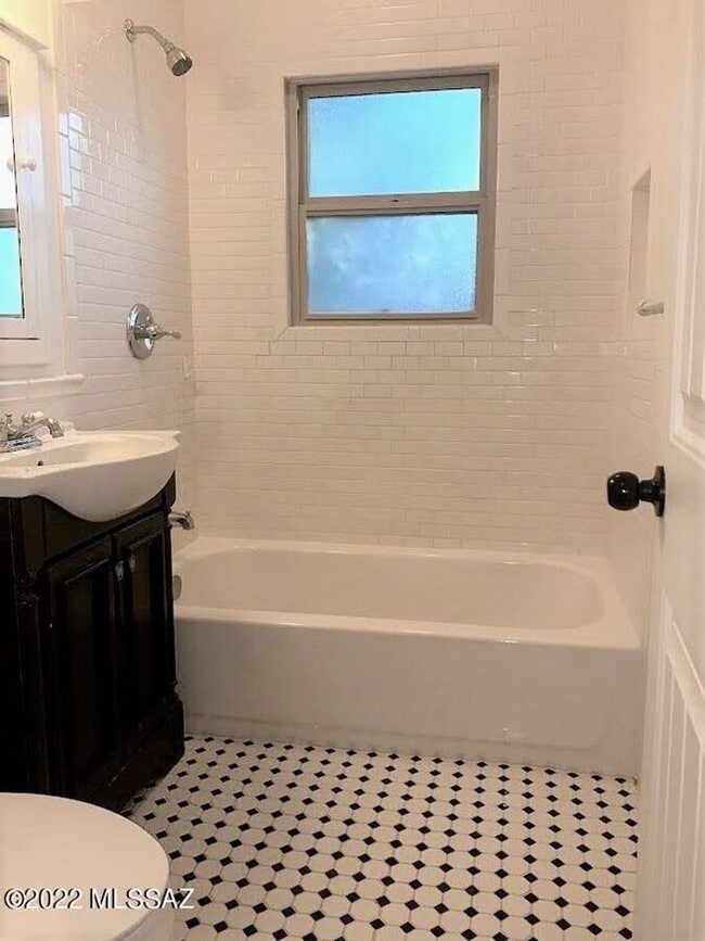 Building Photo - Charming 4BR/2BA Vintage Home in Historic ...