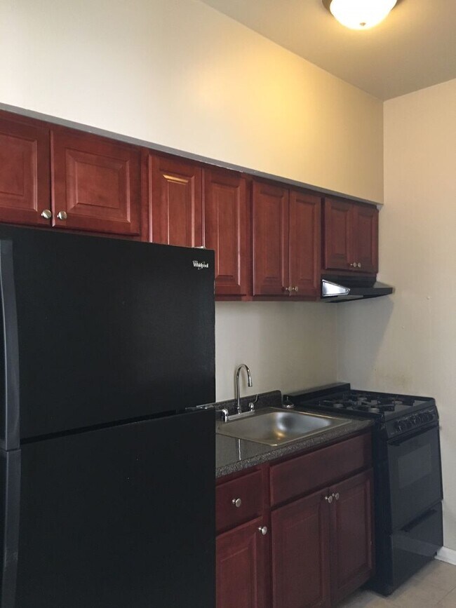 Building Photo - Spacious 2 Bed / 1 Bath Available July 10 | $1,625 | Pet Friendly + Free Storage