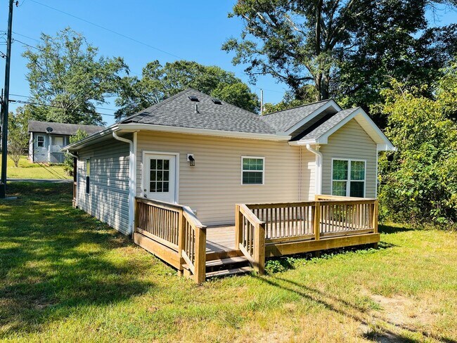 Building Photo - Beautifully renovated, 2 bed, 2 full bath,...