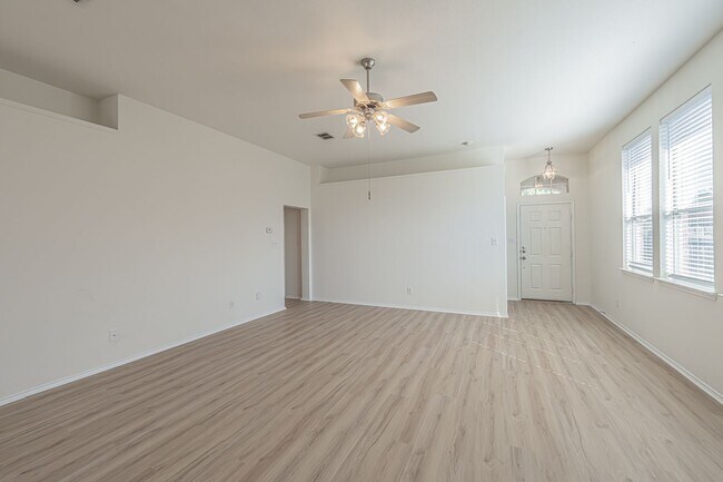 Building Photo - 3 Bedroom 2 Bath Home