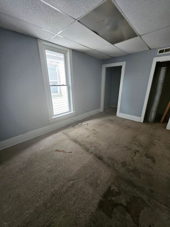 Building Photo - 331 Ash St