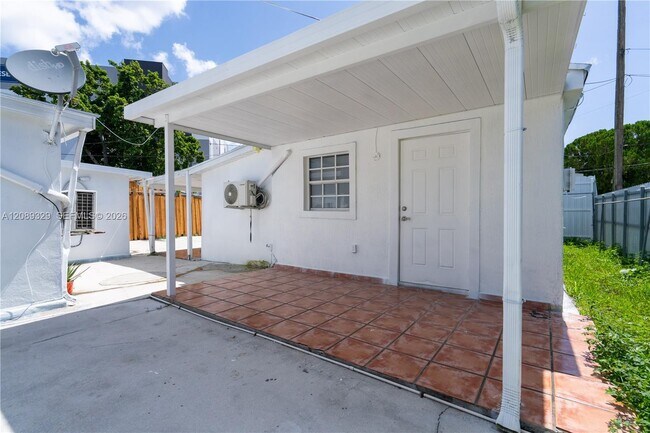 Building Photo - 27 SW 55th Avenue Rd
