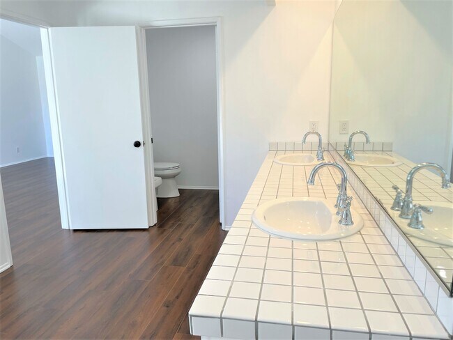Building Photo - 1450 Palisades Dr