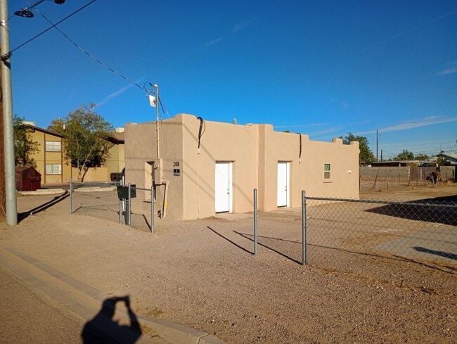 Building Photo - E 4th St