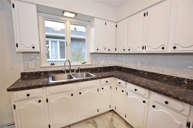 Building Photo - 300 Howland Ave