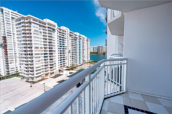 Building Photo - 18011 Biscayne Blvd