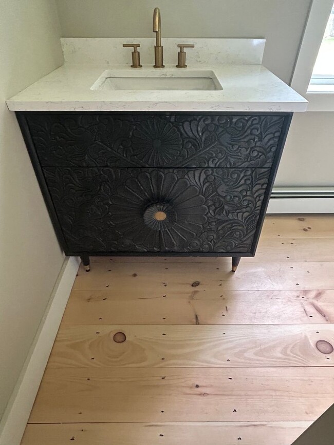 Building Photo - Beautiful renovated 5 bedroom 2.5 bath sin...