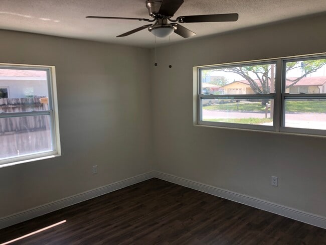 Building Photo - 10410 Azalea Dr