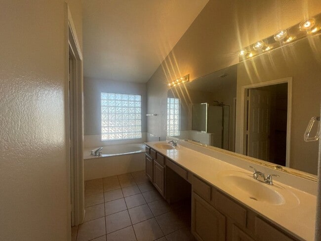 Building Photo - 922 N Sicily Dr