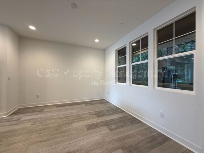 Building Photo - 374 Hansen Ter