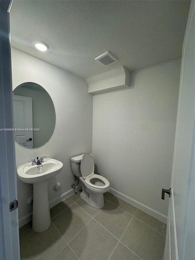 Building Photo - 2771 SE 25th Ave