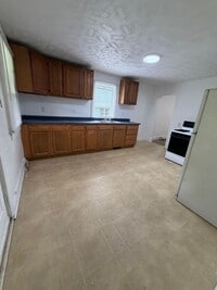 Building Photo - 31 Maple St