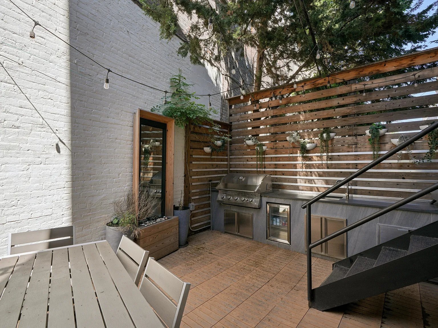 Building Photo - 687 Humboldt St