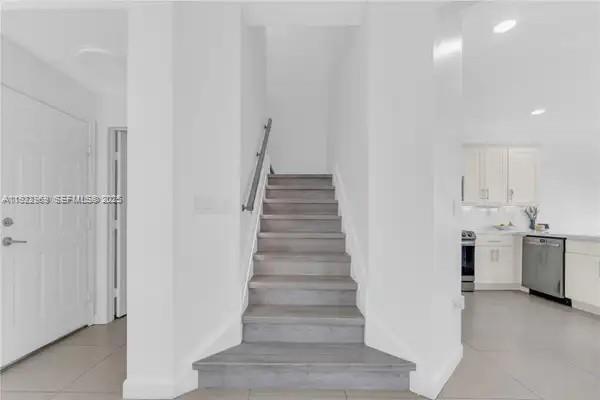 Building Photo - 6035 NW 104th Path