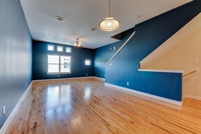 Building Photo - 5941 S Loop E