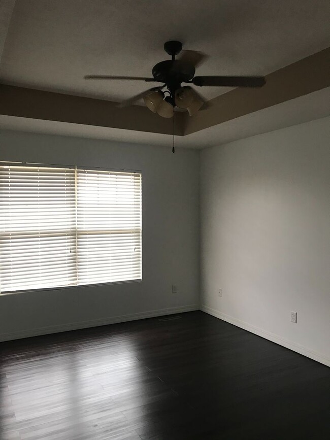 Building Photo - 3 bedroom 2 bath house.  Fenced yard