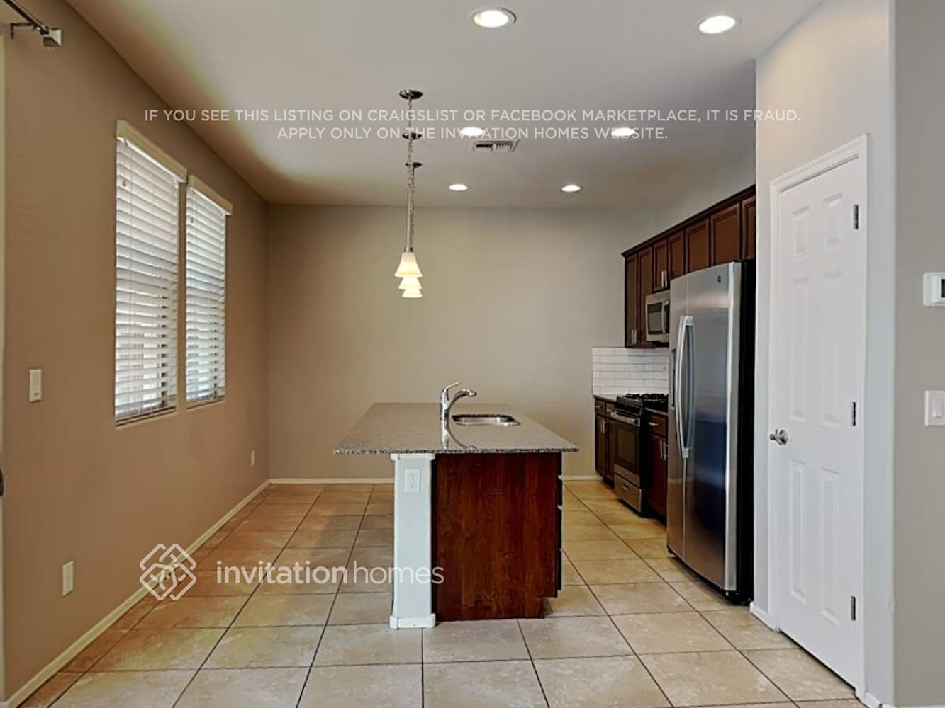 Building Photo - 225 N Sandal