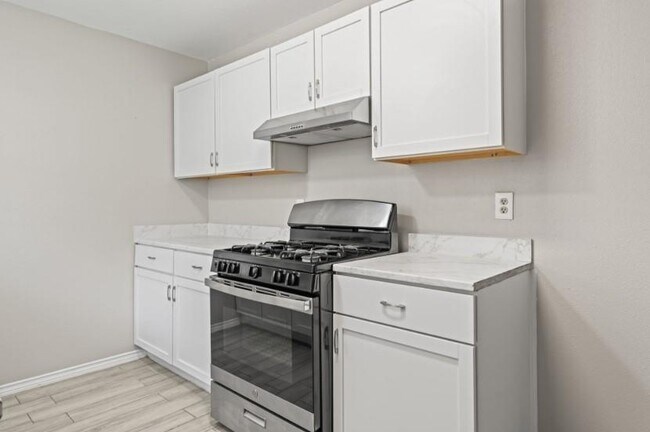 Building Photo - 6811 Feather Creek Dr