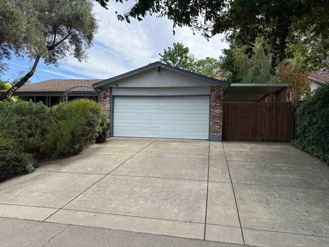 Building Photo - Great 3 Bedroom Walking Distance to American River