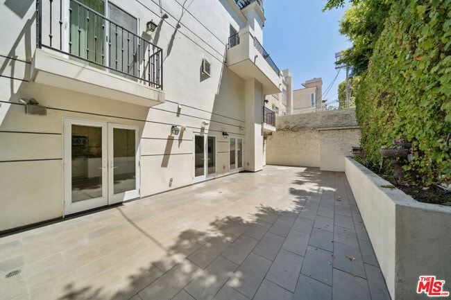 Building Photo - 1529 S Beverly Dr