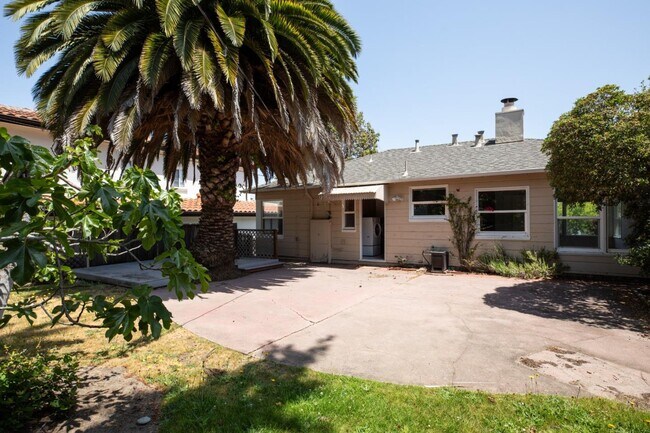 Building Photo - 1437 Cabrillo Ave