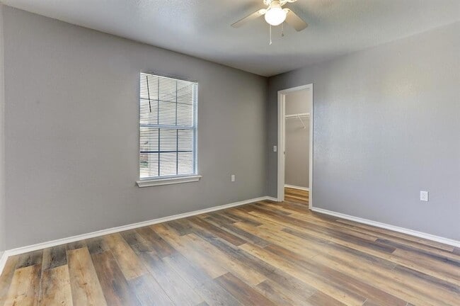 Building Photo - 5913 Silver Screen Dr