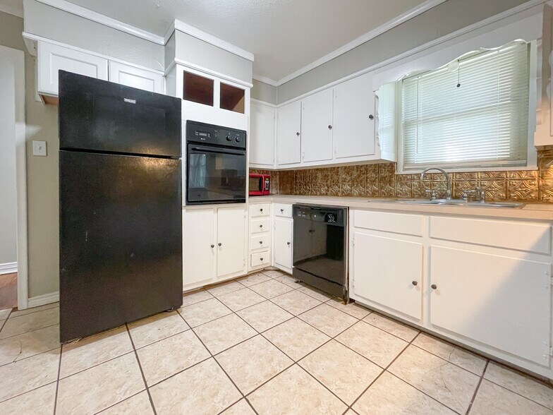 Building Photo - 110 E San Benito Dr