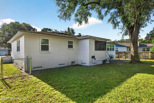 Building Photo - 6338 Mercer Cir W
