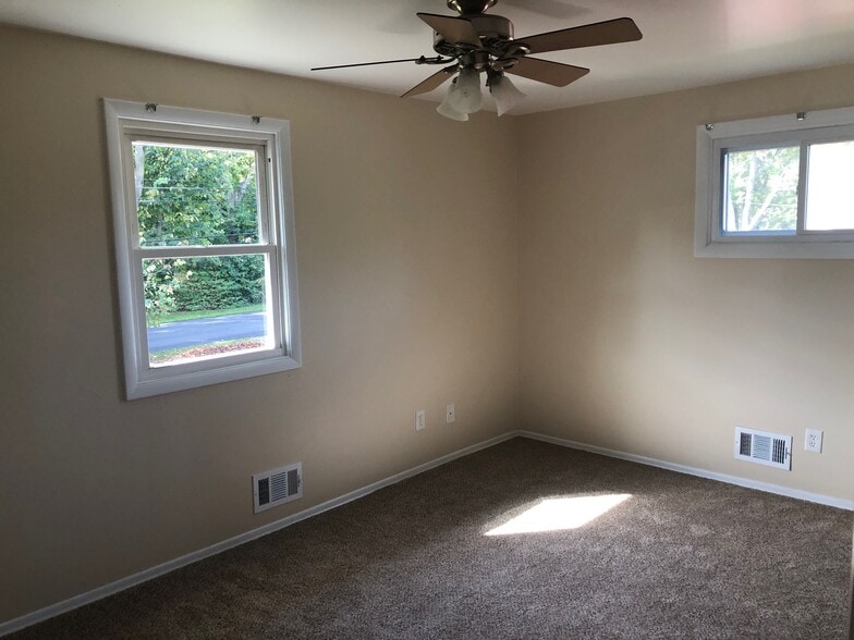 Master bdrm. 9' 6" x 15' - 2442 Westside Dr