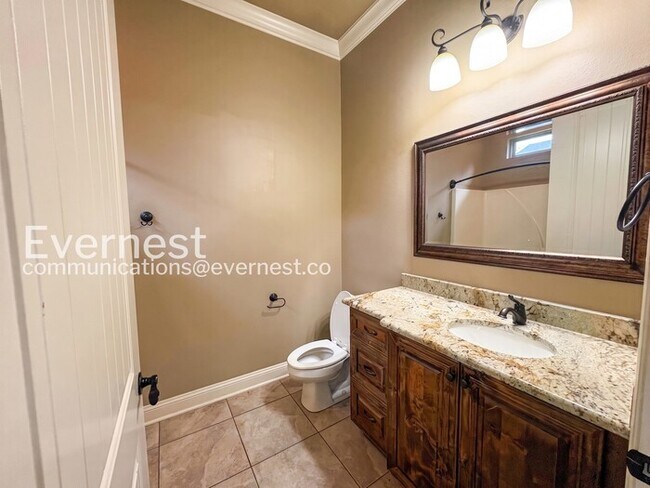 Building Photo - Gorgeous 4 Bed, 5 Bath Home with Pool and Garage / Available Now!