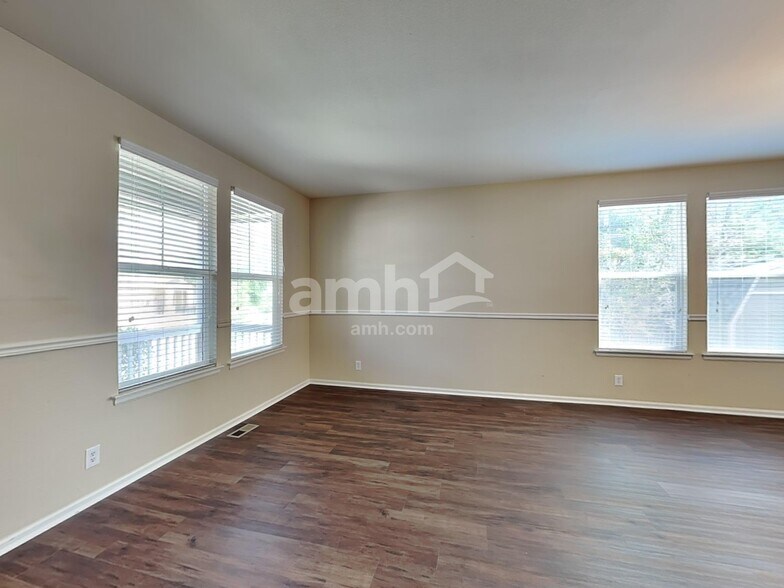 Building Photo - 13725 Kearney St