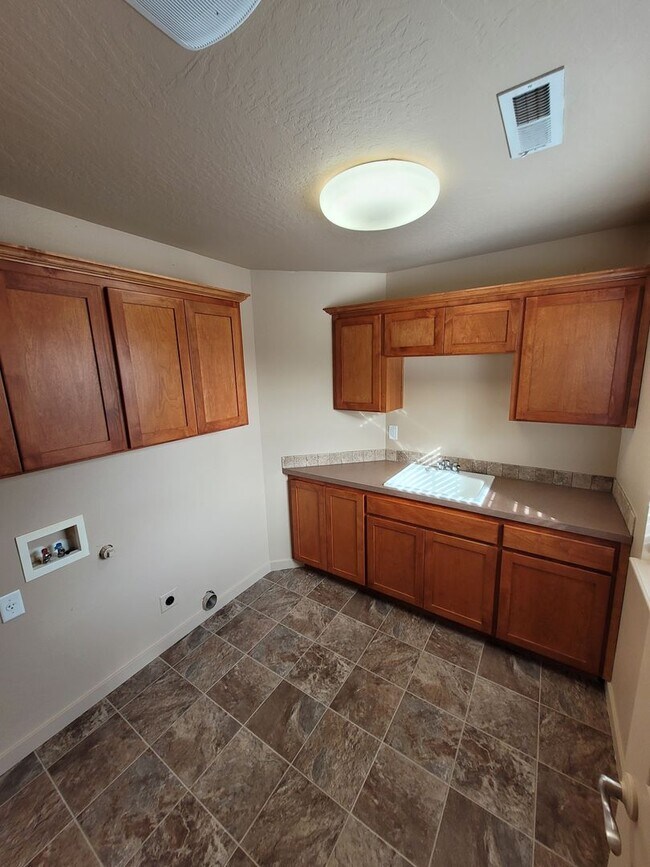 Building Photo - Beautiful 5 bedroom 3 bath home in Lebanon