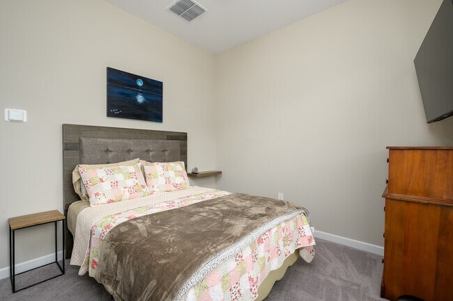 Building Photo - 5972 E Sinclair St