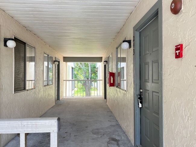 Building Photo - One Bedroom Condo at Park Lake