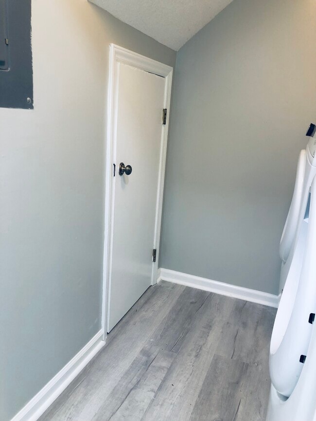 Building Photo - 516 Brent Rd