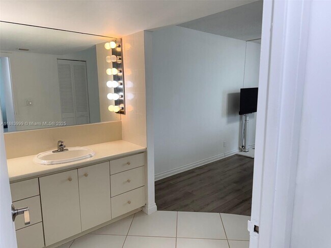 Building Photo - 100 Bayview Dr