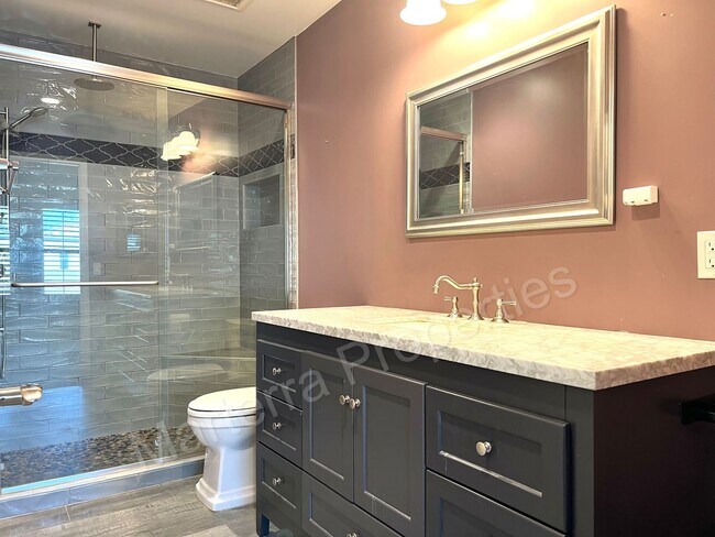 Building Photo - Beautiful 2 Bed/2.5 Bath Townhome
